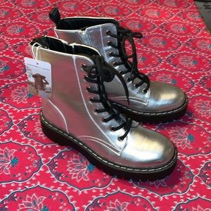 NWT Sincerely Jules Harley Combat Style Boots Sz 7, Metallic Silver.